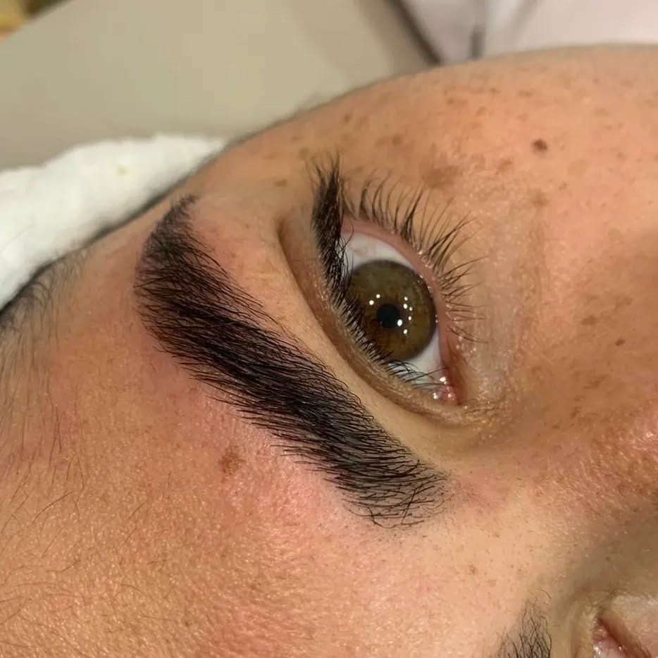 Design de Sobrancelha em Vila Velha – Majô Beauty Club